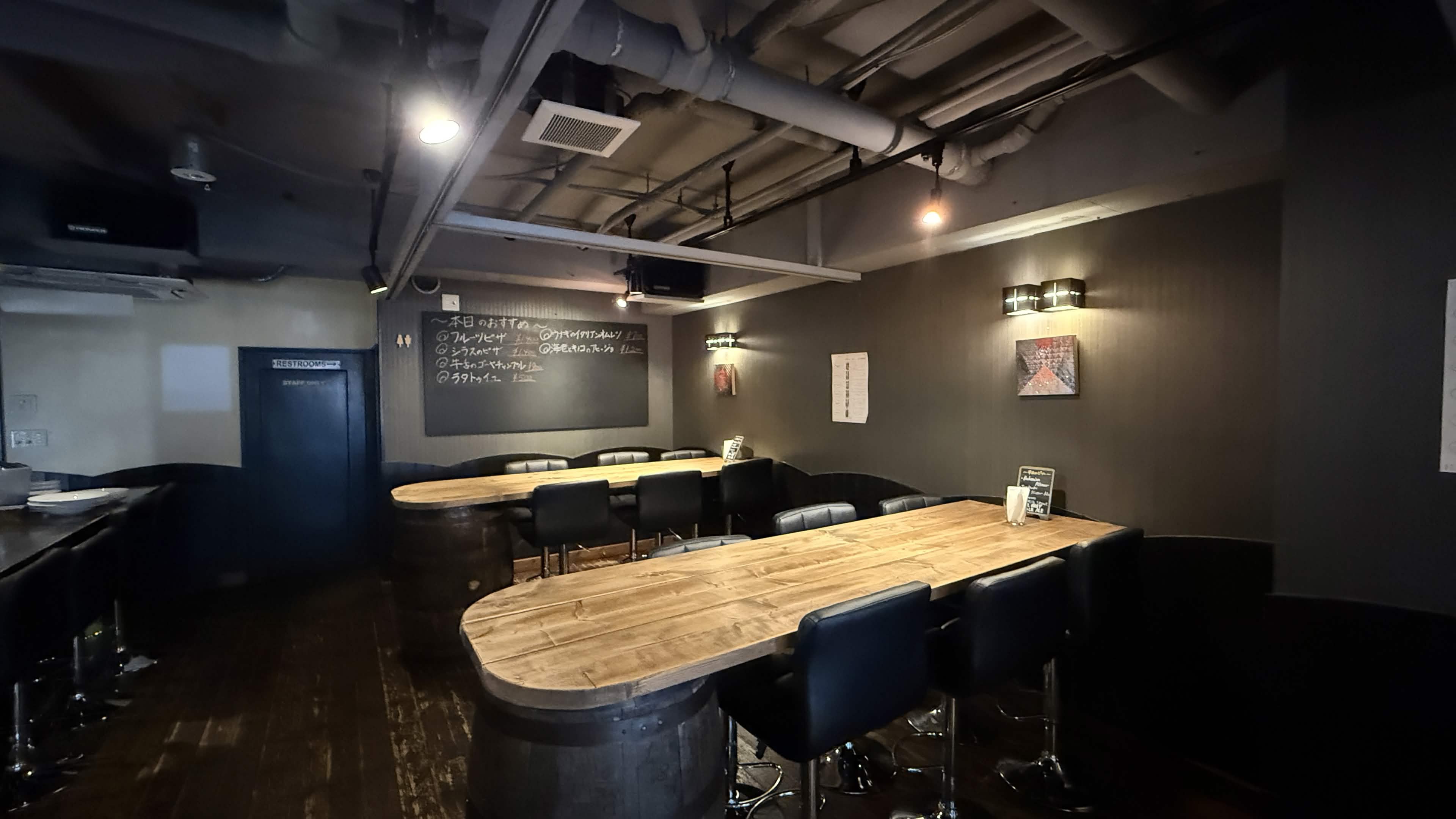 店内広々としたテーブル席